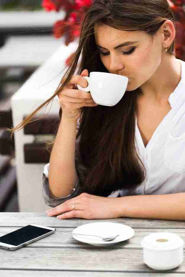 ragazza che beve il caffè