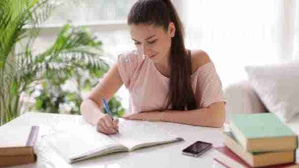 ragazza che studia